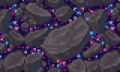 Gros rochers bloquant des cristaux bleus et roses sur fond violet